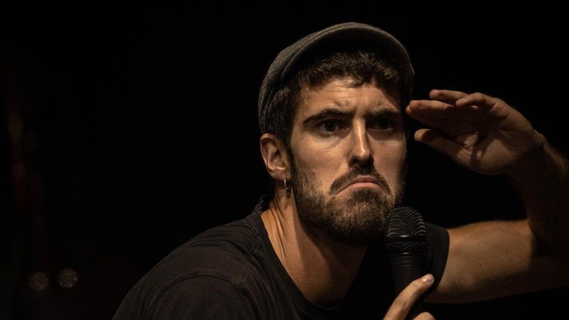 JULEN AXPE: “Furgonetan bizi nintzenean, bizitza osoa zen show-a, baita antzokitik kanpo ere”