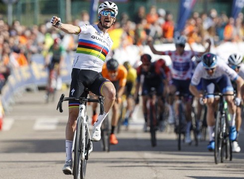 Julian Alaphilippe gailendu da esprintean Vianako helmugan