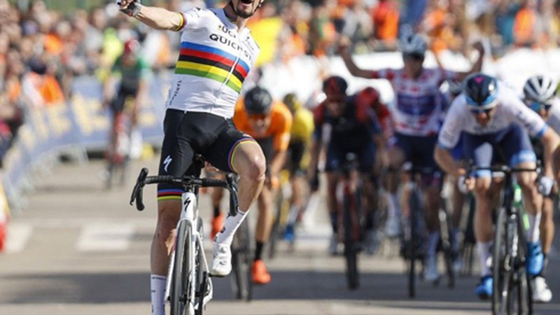 Julian Alaphilippe gailendu da esprintean Vianako helmugan