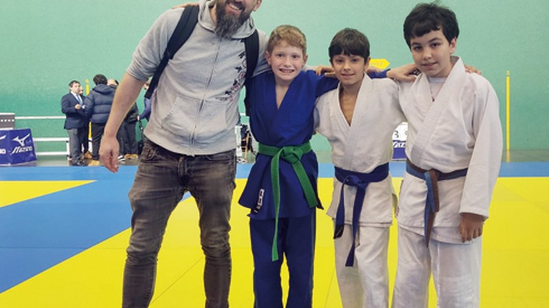 Kalamua judo taldeko hiru ordezkari alebin haundi mailako Gipuzkoako txapelketaren lehen fasean