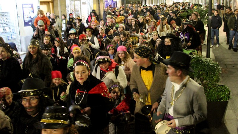 Kaldereroen kantu eta dantzek ederki girotu dute Barixaku Erregularra