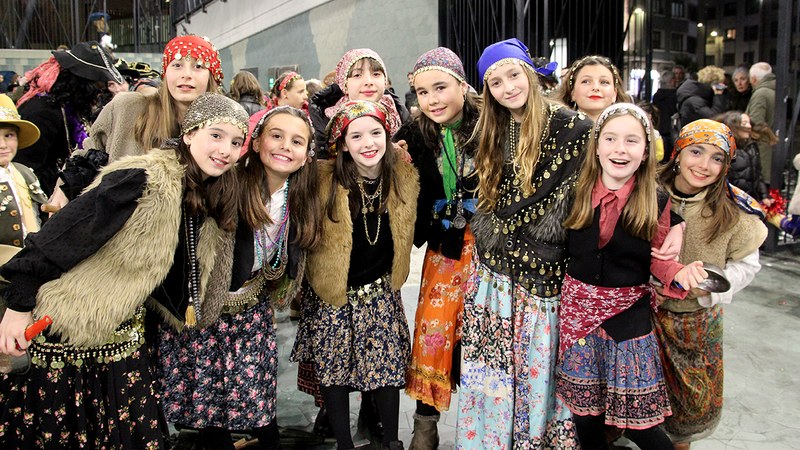 Kaldereroen kantu eta dantzek Errebal Plazia bete dute