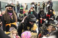 Kaldereroen kantu eta dantzek Errebal Plazia bete dute