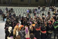 Kaldereroen kantu eta dantzek Errebal Plazia bete dute