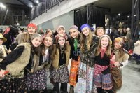 Kaldereroen kantu eta dantzek Errebal Plazia bete dute