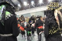 Kaldereroen kantu eta dantzek Errebal Plazia bete dute