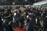 Kaldereroen kantu eta dantzek Errebal Plazia bete dute