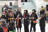 Kaldereroen kantu eta dantzek Errebal Plazia bete dute