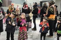 Kaldereroen kantu eta dantzek Errebal Plazia bete dute