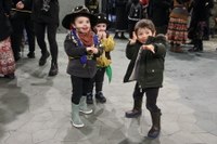 Kaldereroen kantu eta dantzek Errebal Plazia bete dute