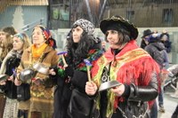 Kaldereroen kantu eta dantzek Errebal Plazia bete dute