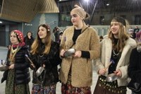 Kaldereroen kantu eta dantzek Errebal Plazia bete dute