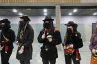 Kaldereroen kantu eta dantzek Errebal Plazia bete dute