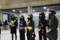 Kaldereroen kantu eta dantzek Errebal Plazia bete dute