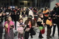 Kaldereroen kantu eta dantzek Errebal Plazia bete dute