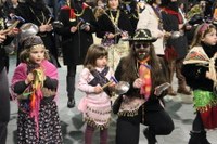 Kaldereroen kantu eta dantzek Errebal Plazia bete dute