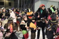 Kaldereroen kantu eta dantzek Errebal Plazia bete dute