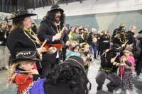 Kaldereroen kantu eta dantzek Errebal Plazia bete dute