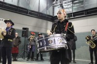 Kaldereroen kantu eta dantzek Errebal Plazia bete dute