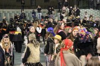 Kaldereroen kantu eta dantzek Errebal Plazia bete dute