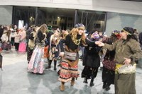 Kaldereroen kantu eta dantzek Errebal Plazia bete dute