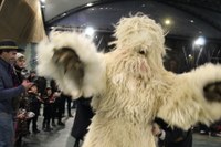 Kaldereroen kantu eta dantzek Errebal Plazia bete dute