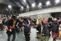 Kaldereroen kantu eta dantzek Errebal Plazia bete dute