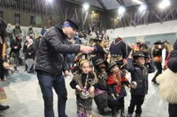 Kaldereroen kantu eta dantzek Errebal Plazia bete dute