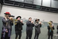 Kaldereroen kantu eta dantzek Errebal Plazia bete dute