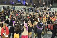 Kaldereroen kantu eta dantzek Errebal Plazia bete dute