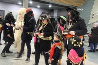 Kaldereroen kantu eta dantzek Errebal Plazia bete dute