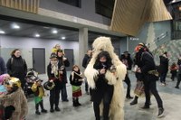 Kaldereroen kantu eta dantzek Errebal Plazia bete dute