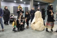 Kaldereroen kantu eta dantzek Errebal Plazia bete dute