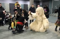 Kaldereroen kantu eta dantzek Errebal Plazia bete dute