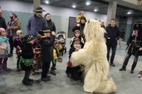 Kaldereroen kantu eta dantzek Errebal Plazia bete dute