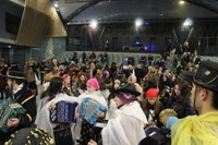 Kaldereroen kantu eta dantzek Errebal Plazia bete dute