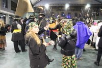 Kaldereroen kantu eta dantzek Errebal Plazia bete dute