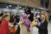 Kaldereroen kantu eta dantzek Errebal Plazia bete dute