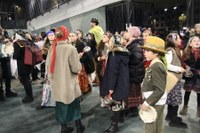 Kaldereroen kantu eta dantzek Errebal Plazia bete dute