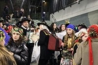 Kaldereroen kantu eta dantzek Errebal Plazia bete dute