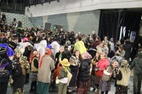 Kaldereroen kantu eta dantzek Errebal Plazia bete dute