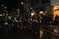 Kaldereroen kantu eta dantzek Errebal Plazia bete dute