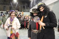 Kaldereroen kantu eta dantzek Errebal Plazia bete dute