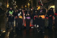 Kaldereroen kantu eta dantzek Errebal Plazia bete dute