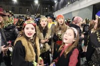 Kaldereroen kantu eta dantzek Errebal Plazia bete dute