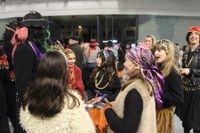 Kaldereroen kantu eta dantzek Errebal Plazia bete dute