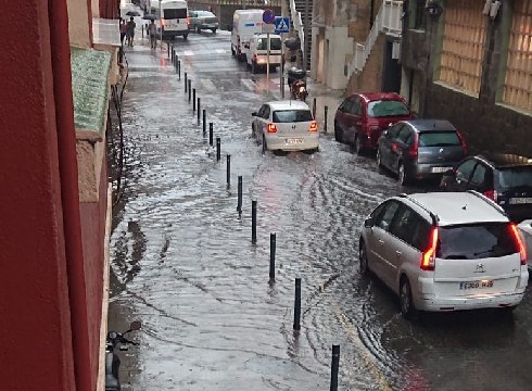 Kale eta errepideek urez gainezka egin dute arratsaldeko ekaitzaren ondorioz