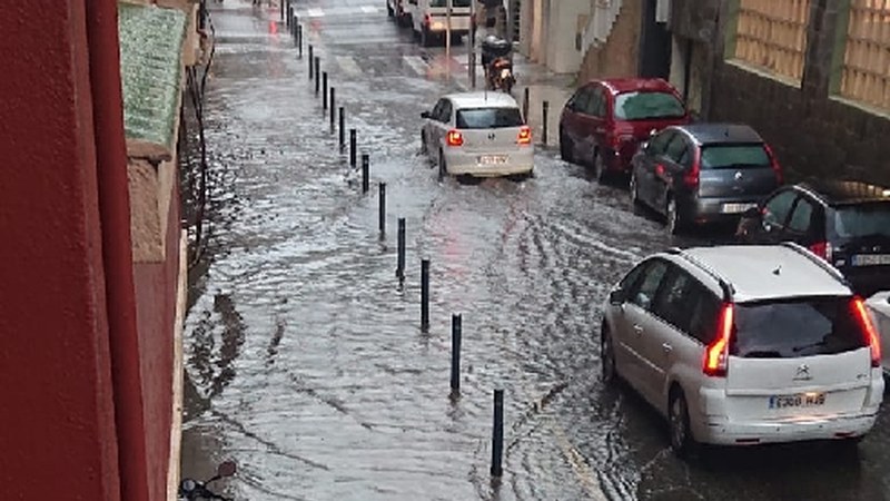 Kale eta errepideek urez gainezka egin dute arratsaldeko ekaitzaren ondorioz
