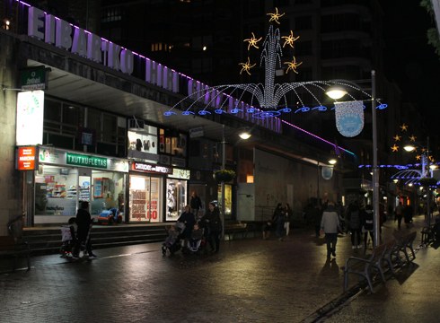 Kaleak apaintzeko argiak ixotuta hasi dute Gabonetako kanpaina dendariek