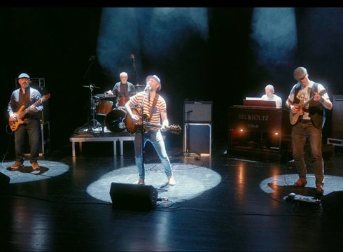 Kalean da Markos Untzetak Coliseo antzokian grabatutako "Agian bai, agian ez" bideoklipa